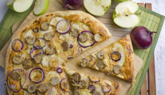 Apfel-Bratwurst-Pizza [Frankenfood] | Toastenstein
