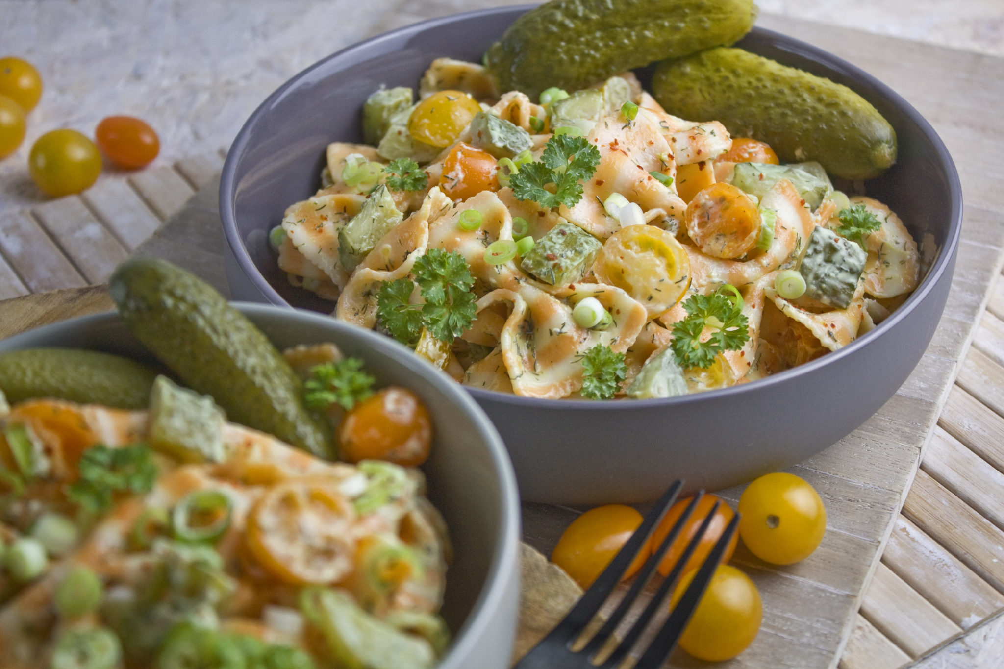 Dillgurken-Nudelsalat mit gelben Tomaten - Toastenstein.com