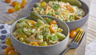 Dillgurken-Nudelsalat mit gelben Tomaten | Toastenstein