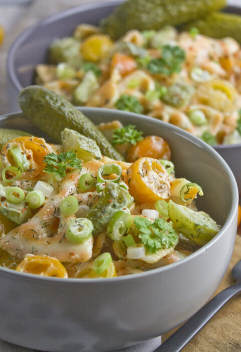 Dillgurken-Nudelsalat mit gelben Tomaten | Toastenstein