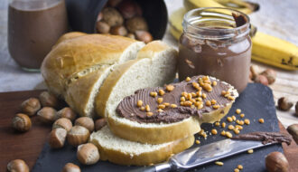 Selbstgemachter veganer Haselnuss-Aufstrich | Toastenstein