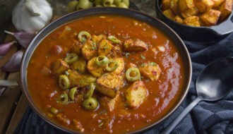 Tomaten-Oliven-Suppe mit gerösteten Kartoffeln | Toastenstein