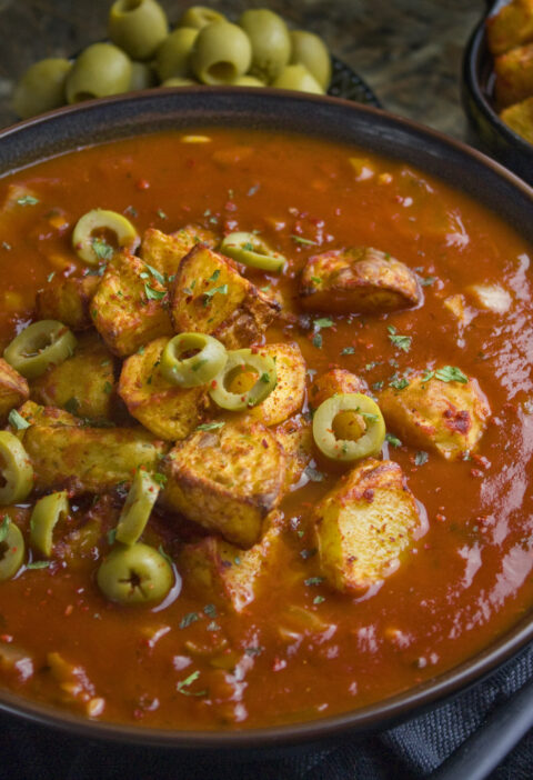 Tomaten-Oliven-Suppe mit gerösteten Kartoffeln | Toastenstein