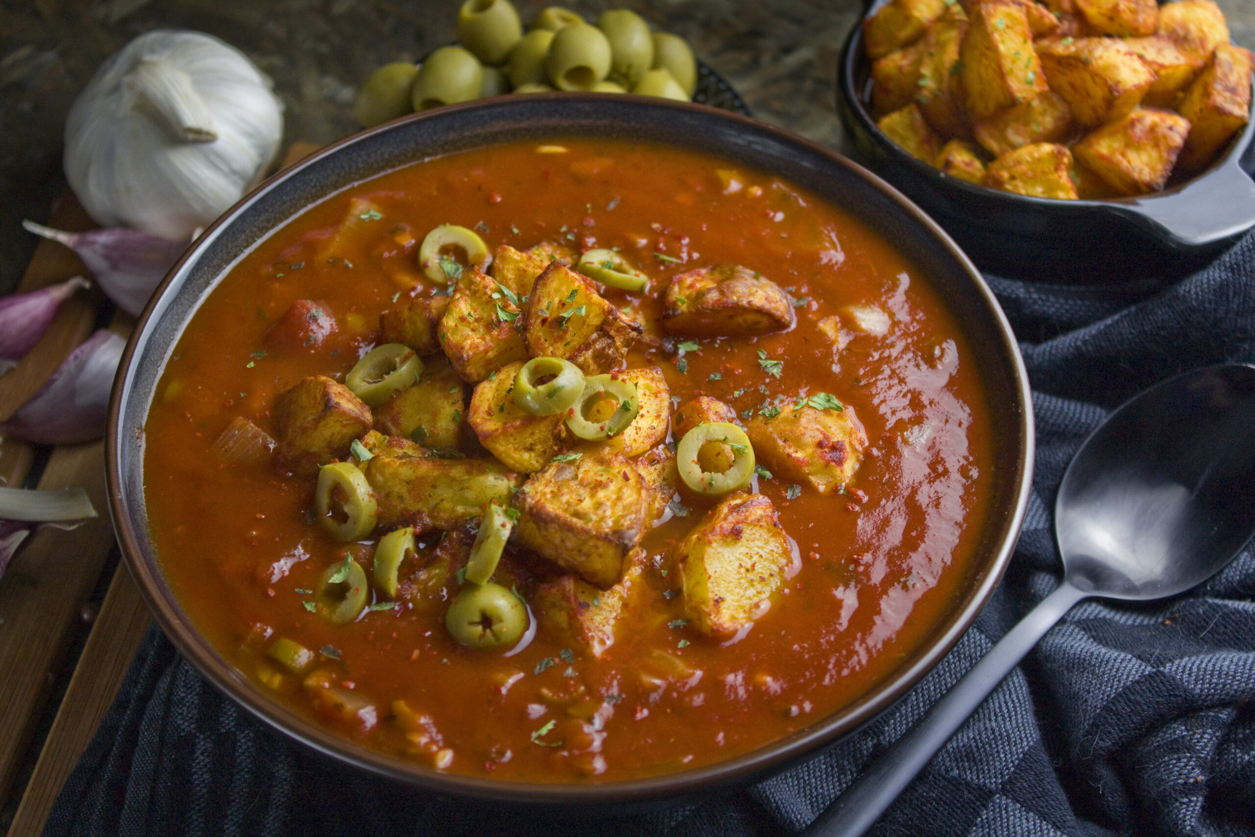 Tomaten-Oliven-Suppe mit gerösteten Kartoffeln | Toastenstein