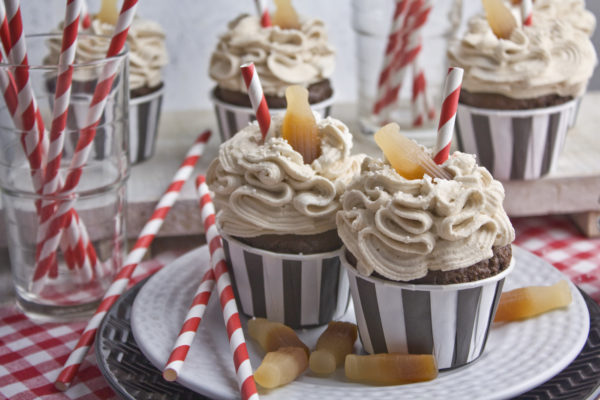 Vegane Cola-Cupcakes – Happy Birthday! | Toastenstein Vegane Cola-Cupcakes - Happy Birthday! | Toastenstein