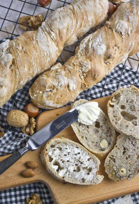 Rustikales Wurzelbrot mit Nüssen | Toastenstein