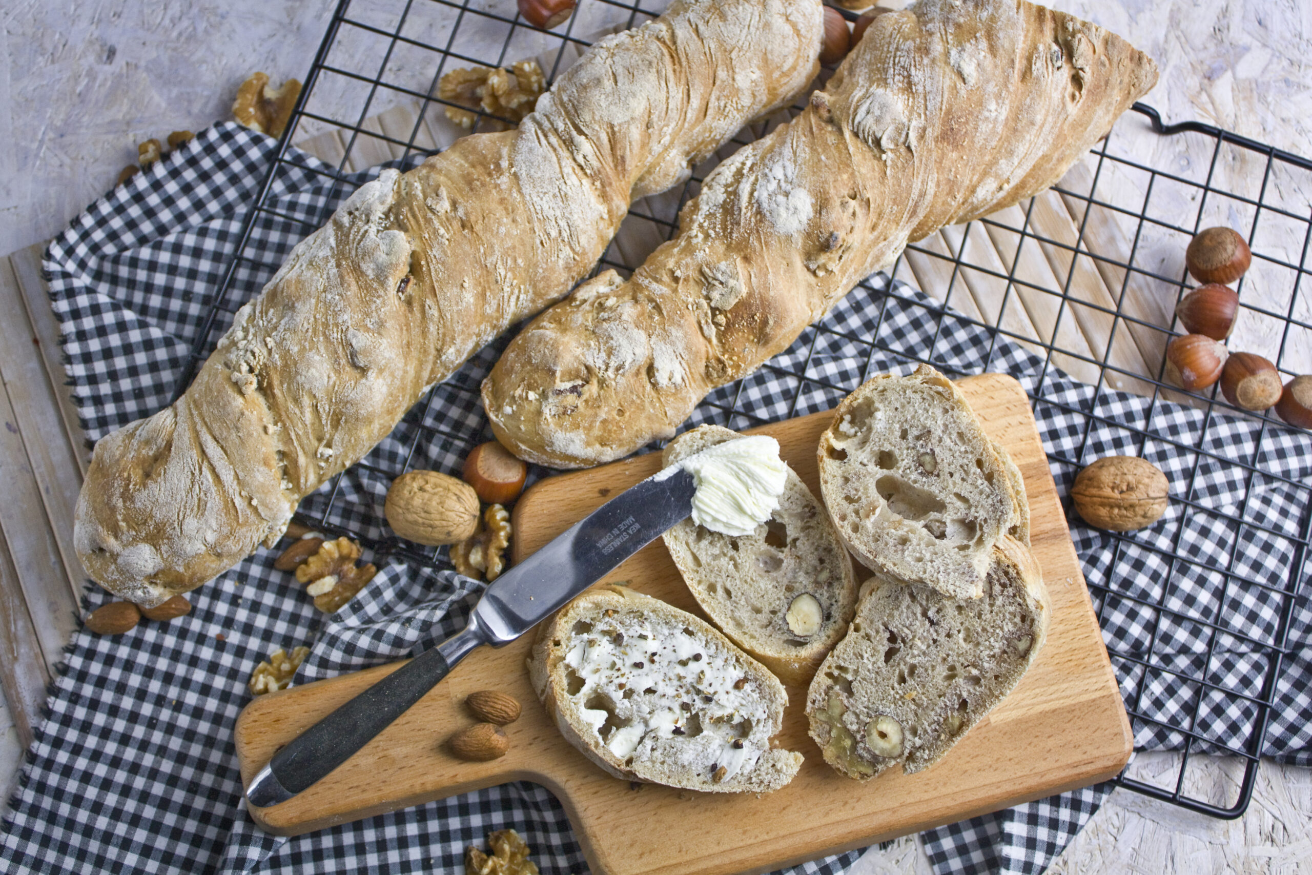 Rustikales Wurzelbrot mit Nüssen | Toastenstein