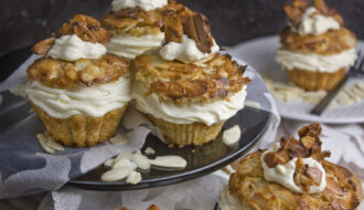 Vegane Bienenstich-Cupcakes - Happy Birthday! | Toastenstein
