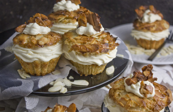 Vegane Bienenstich-Cupcakes – Happy Birthday! | Toastenstein Vegane Bienenstich-Cupcakes - Happy Birthday! | Toastenstein