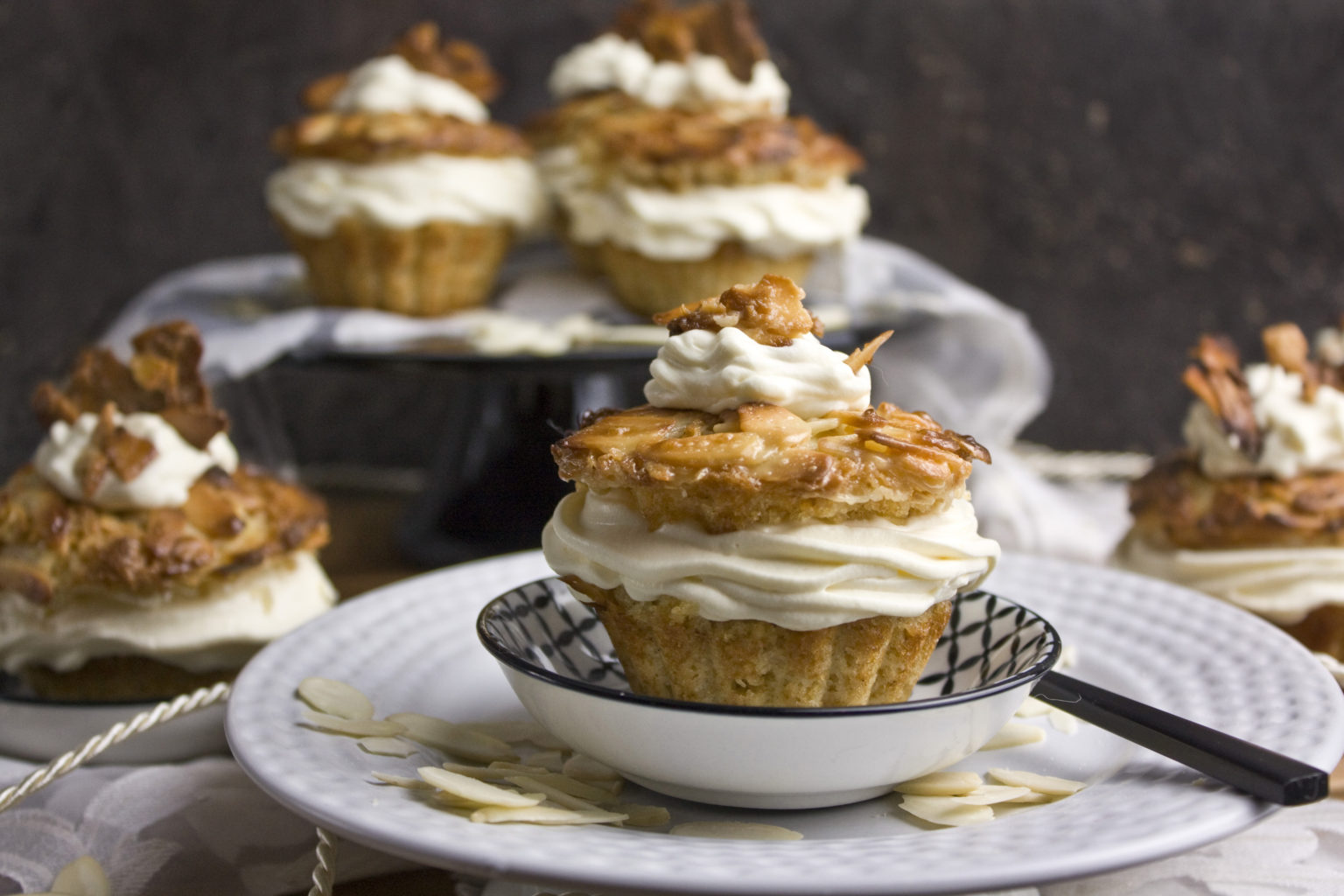Vegane Bienenstich-Cupcakes - Happy Birthday! - Toastenstein.com