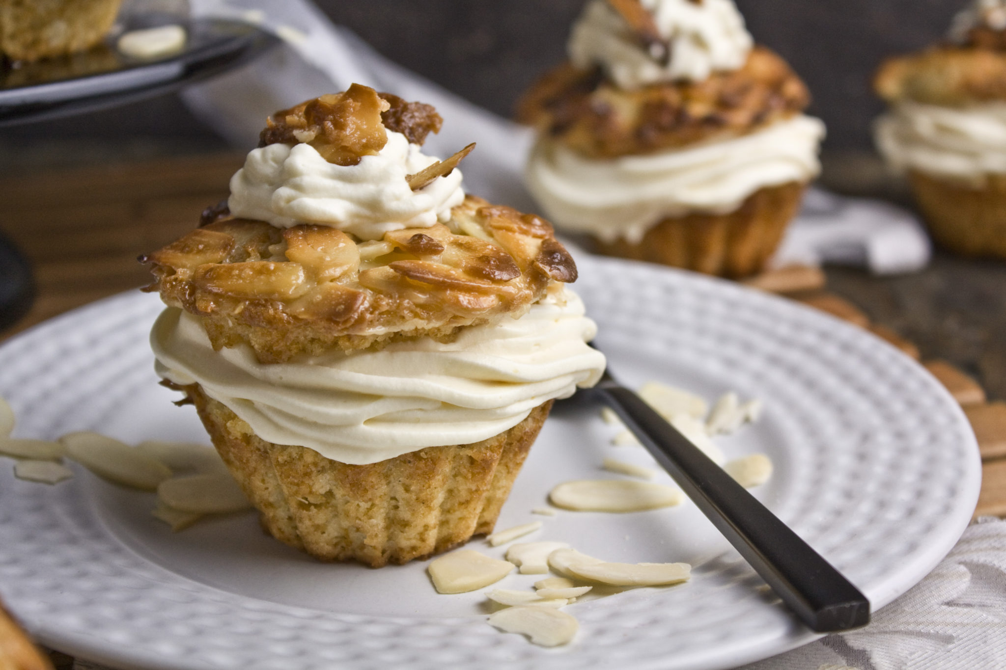 Vegane Bienenstich-Cupcakes - Happy Birthday! - Toastenstein.com