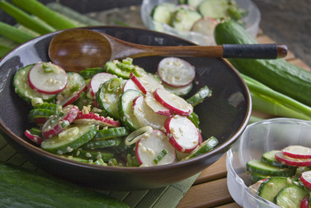 Schneller Gurken-Radieschen-Salat mit Wasabi-Dressing - Vegane Rezepte