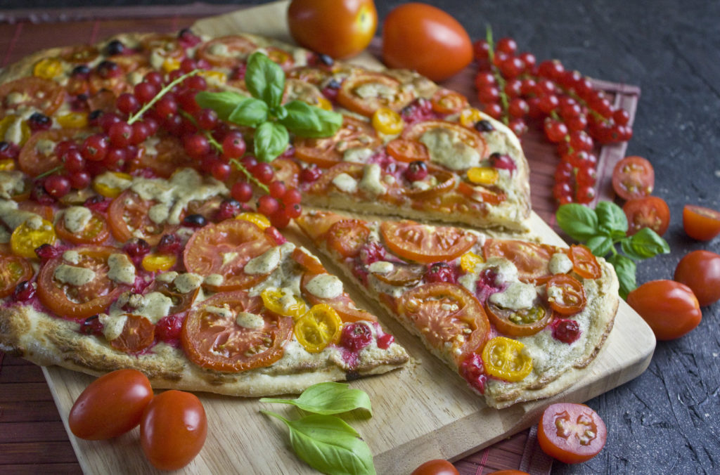 Tomaten-Johannisbeer-Pizza mit Cashew-Creme | Toastenstein