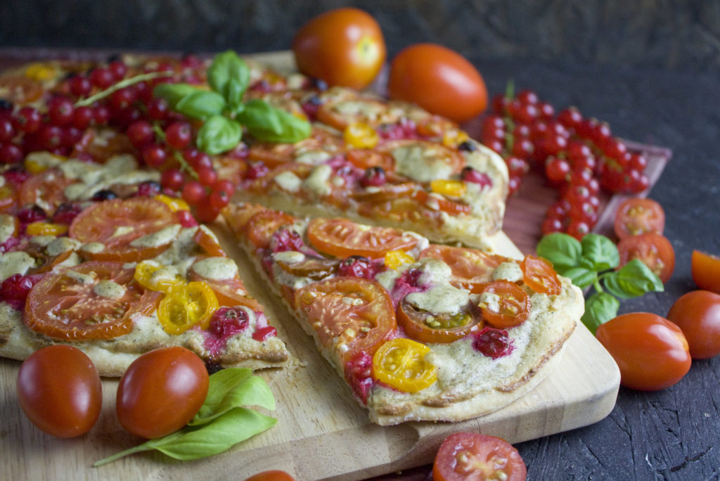 Tomaten-Johannisbeer-Pizza mit Cashew-Creme | Toastenstein