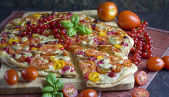 Tomaten-Johannisbeer-Pizza mit Cashew-Creme | Toastenstein