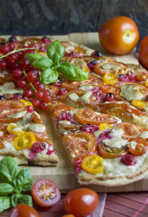 Tomaten-Johannisbeer-Pizza mit Cashew-Creme | Toastenstein