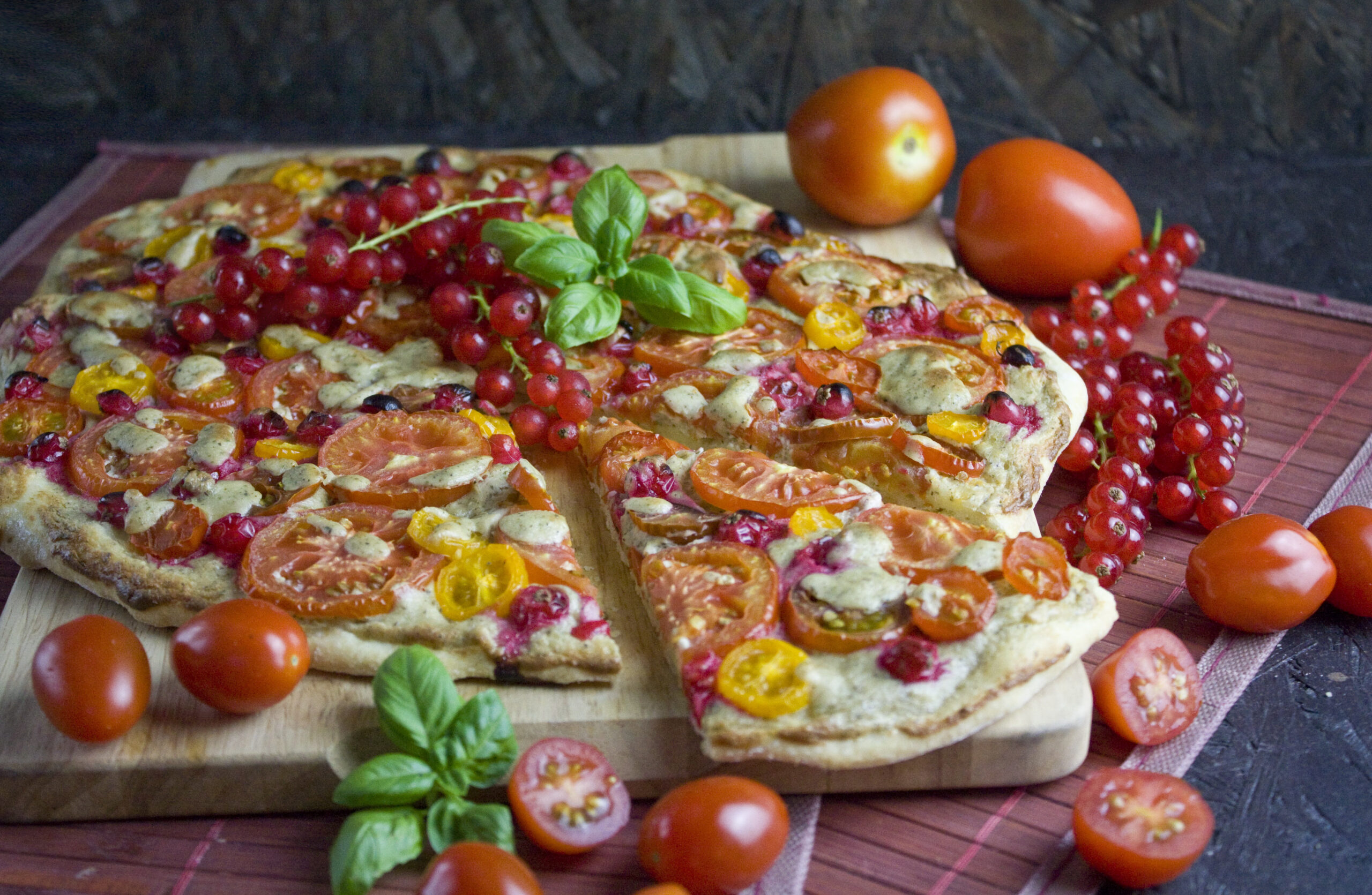 Tomaten-Johannisbeer-Pizza mit Cashew-Creme | Toastenstein