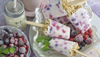 Frühstücks-Eis mit Beeren und Müsli | Toastenstein