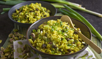 Curry-Reis-Salat mit Rosinen und Pistazien | Toastenstein