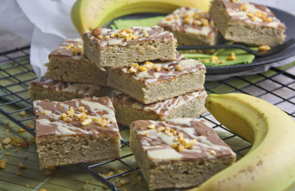 Bananen-Blonies mit weißer Schokolade | Toastenstein Bananen-Blonies mit weißer Schokolade | Toastenstein