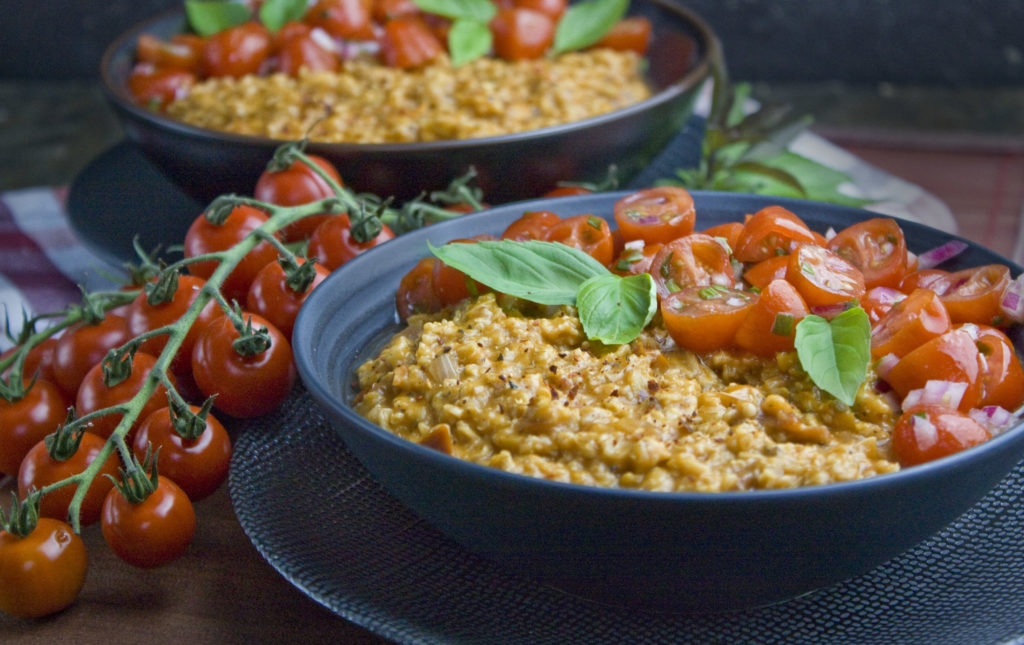 Tomaten-Haferbrei mit marinierten Tomaten | Toastenstein