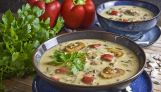 Champignon-Spinat-Suppe mit Kokosmilch | Toastenstein