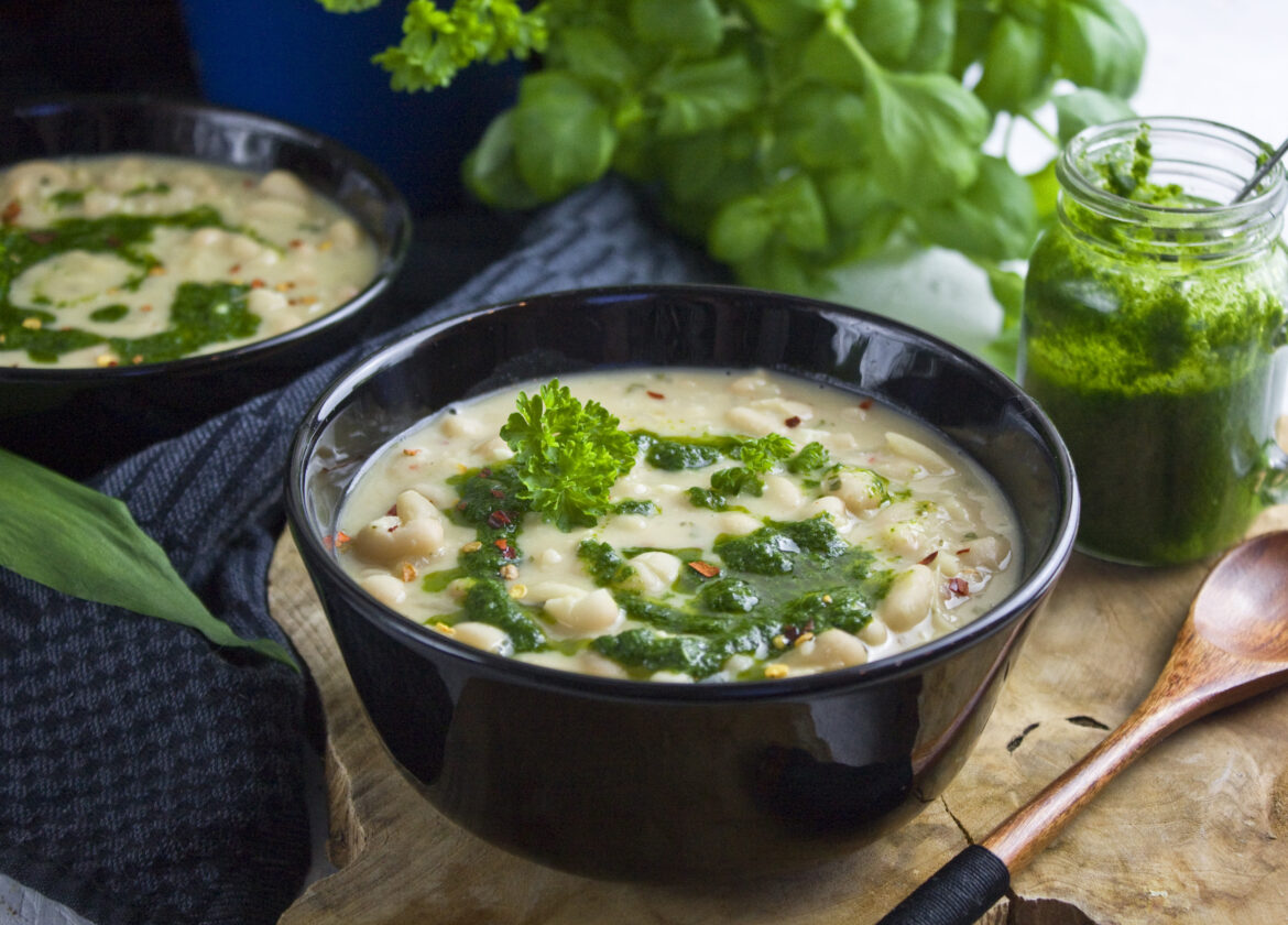 Weiße Bohnensuppe mit Kräuter-Sauce | Toastenstein