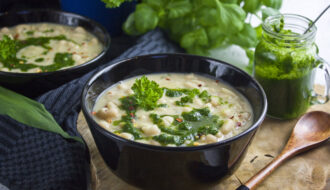 Weiße Bohnensuppe mit Kräuter-Sauce | Toastenstein