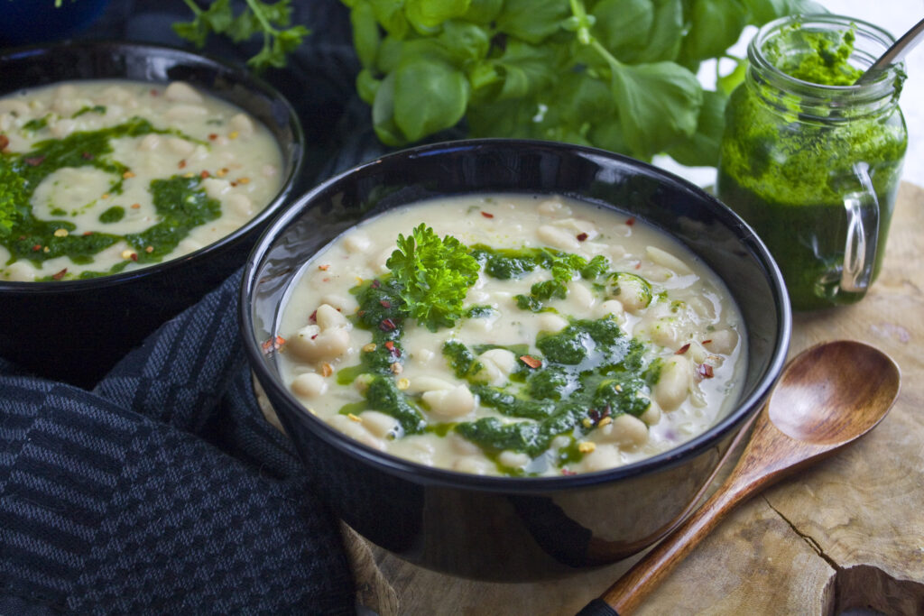 Weiße Bohnensuppe mit Kräuter-Sauce | Toastenstein