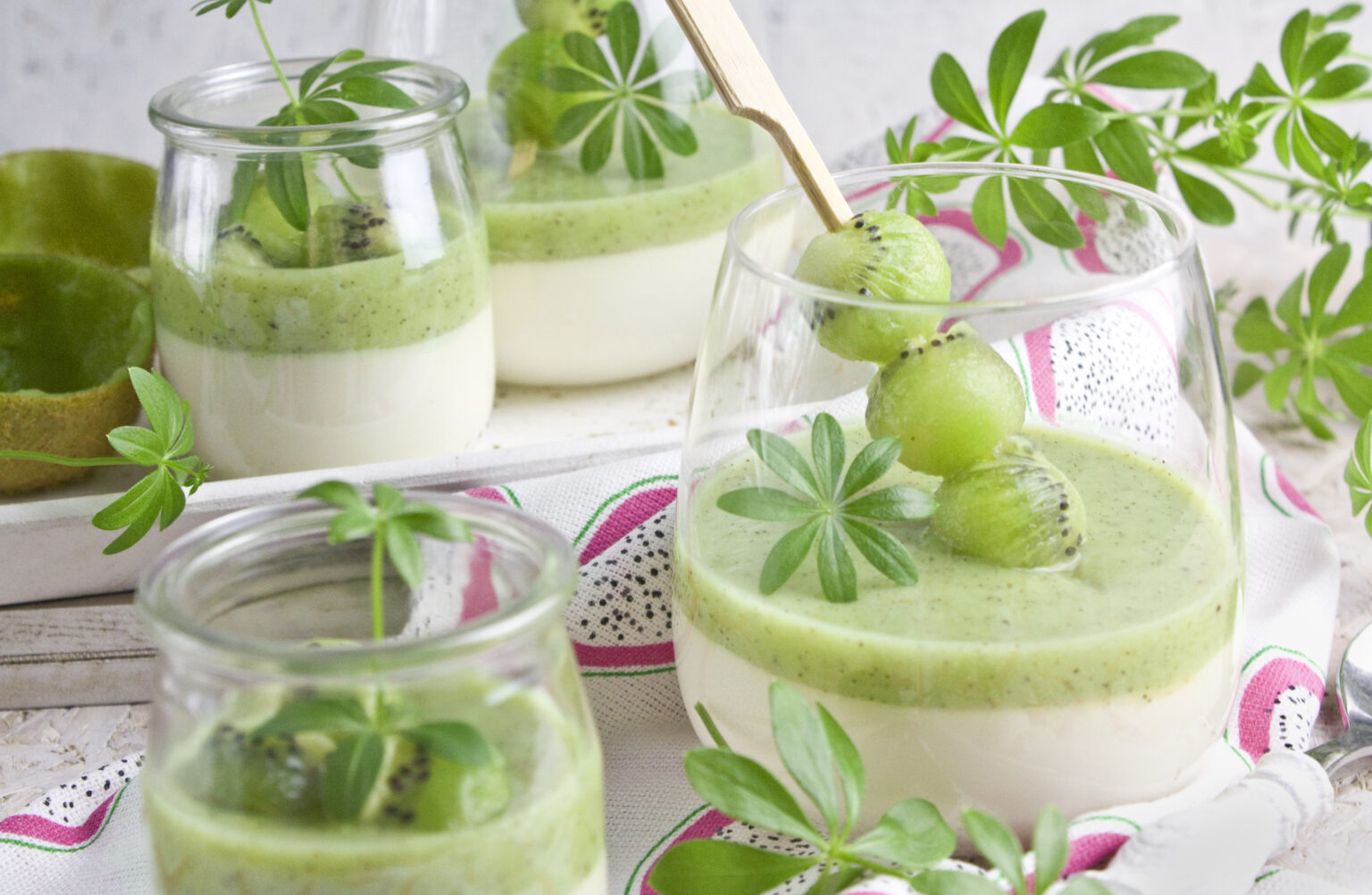 Waldmeister-Panna Cotta mit Kiwi-Sauce - Toastenstein.com