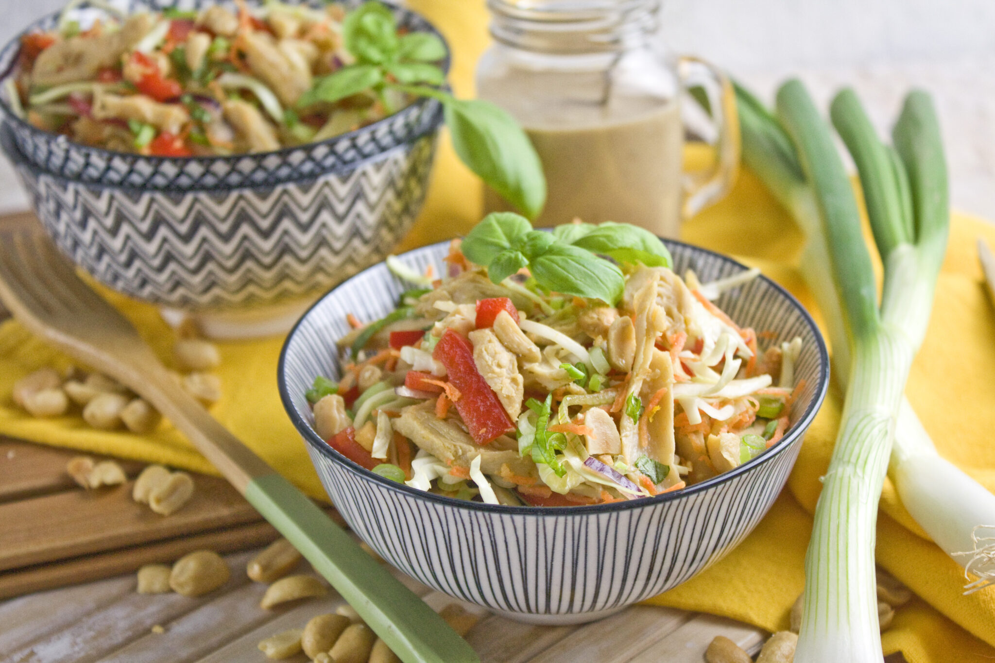 Veganer Thai-Chicken-Salat mit Erdnüssen - Toastenstein.com