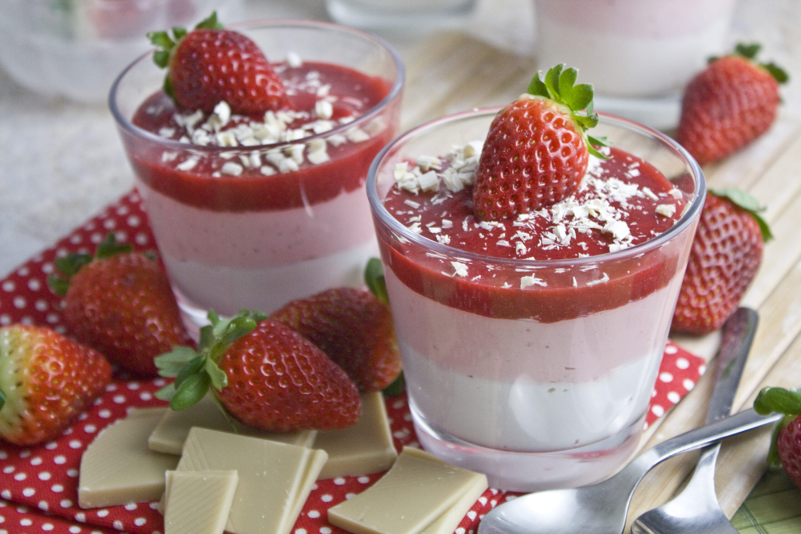 Helles Schoko-Erdbeer-Mousse #nationalchocolateday - Toastenstein.com