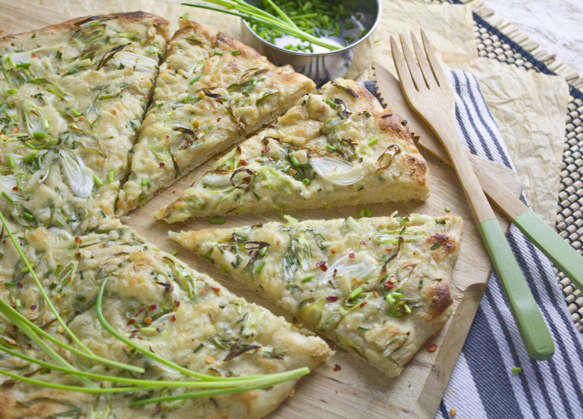 Frühlingszwiebel-Pizza mit Schnittlauch | Toastenstein