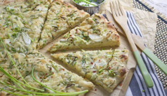 Frühlingszwiebel-Pizza mit Schnittlauch | Toastenstein