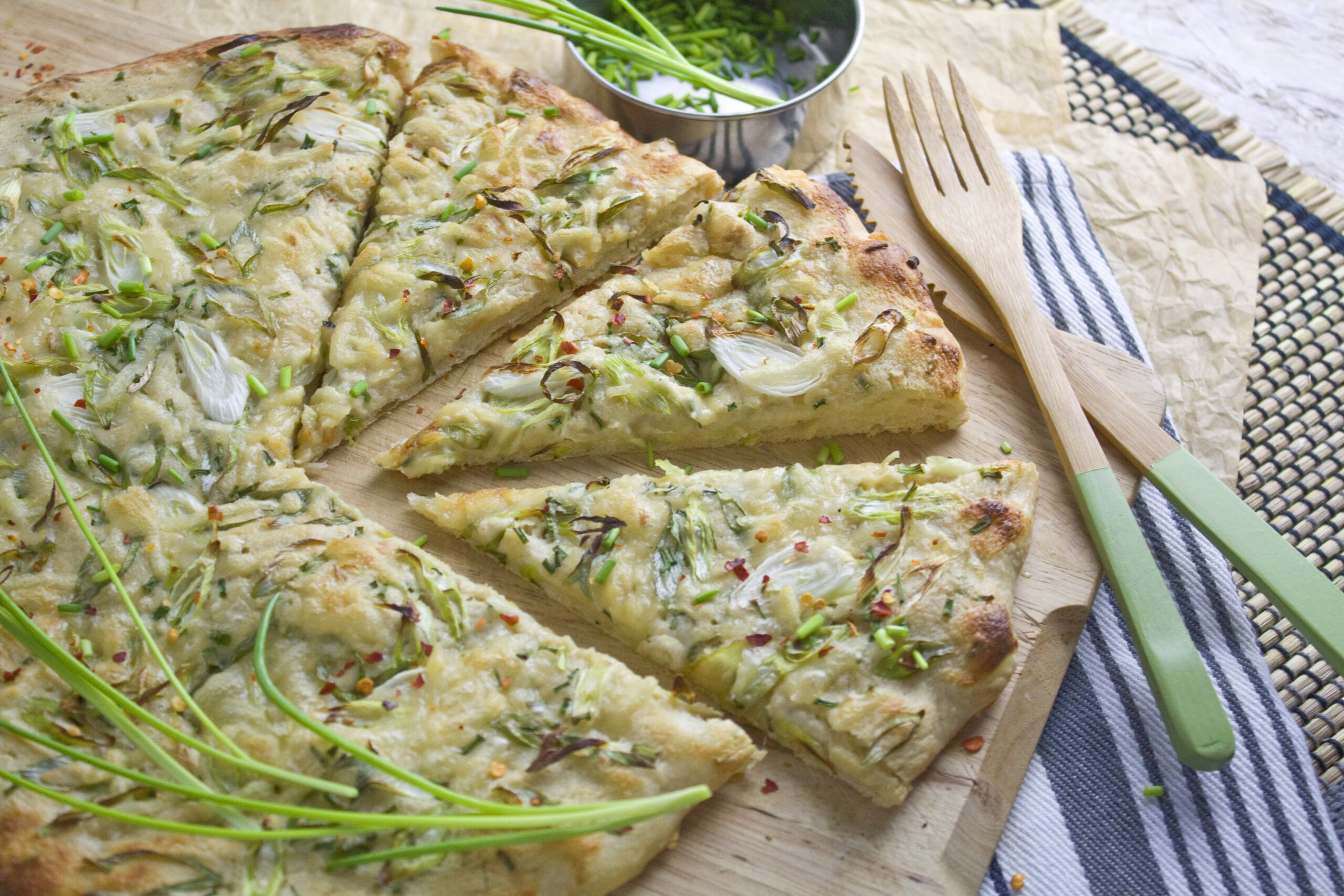 Frühlingszwiebel-Pizza mit Schnittlauch | Toastenstein