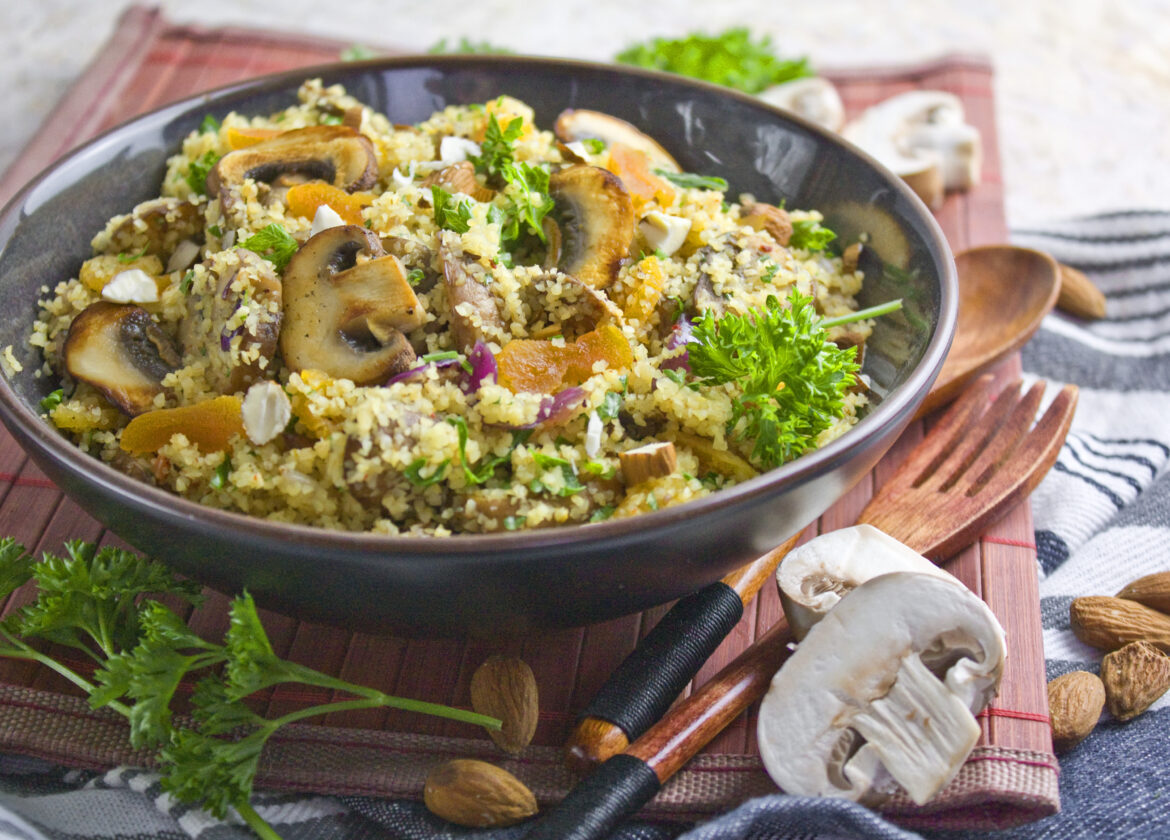 Couscous-Aprikosen-Salat mit Champignons