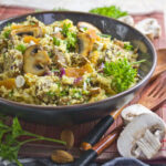 Couscous-Aprikosen-Salat mit Champignons