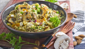 Couscous-Aprikosen-Salat mit Champignons