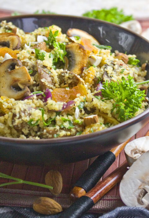 Couscous-Aprikosen-Salat mit Champignons