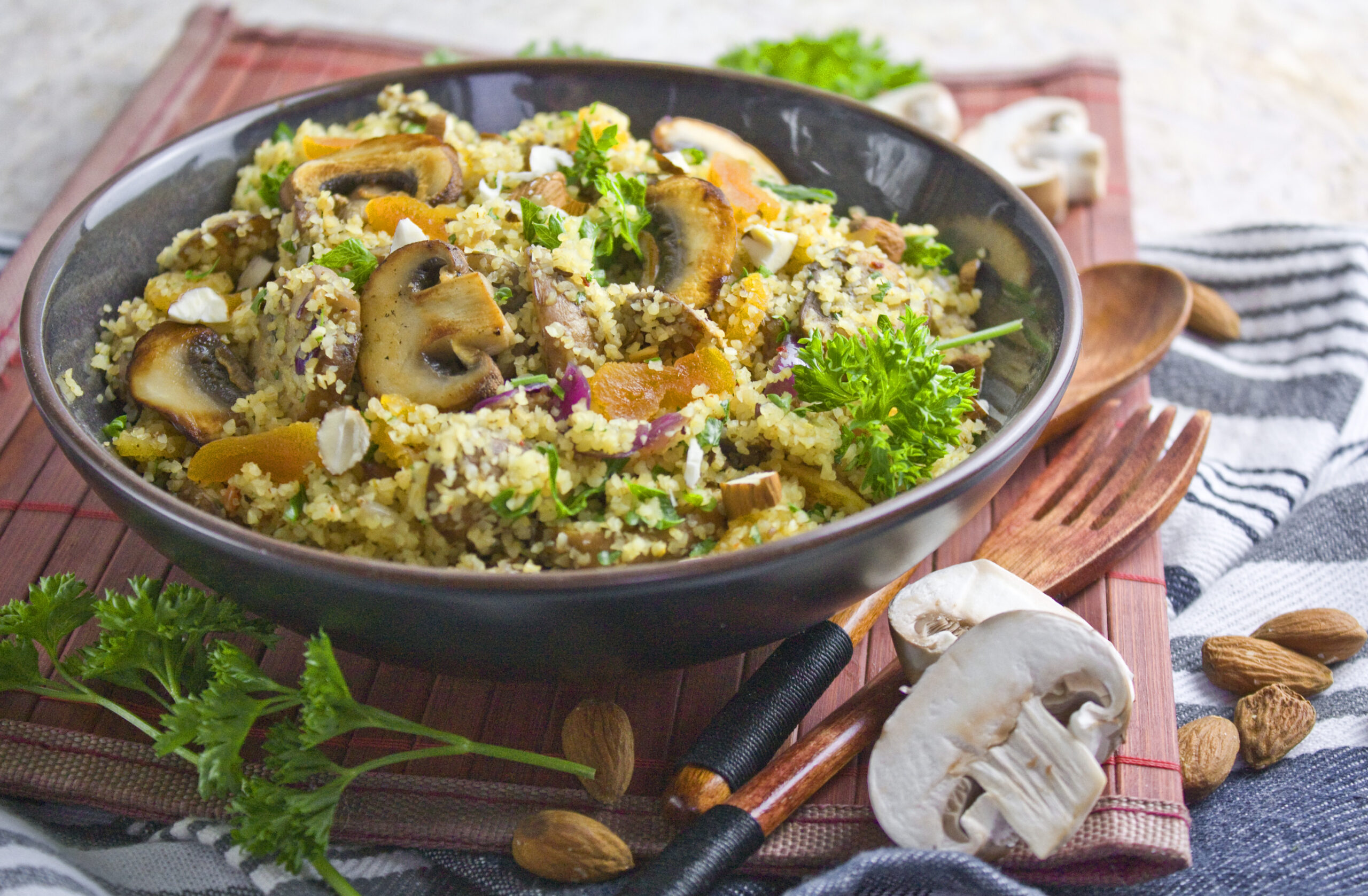 Couscous-Aprikosen-Salat mit Champignons