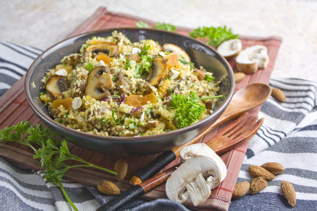 Couscous-Aprikosen-Salat mit Champignons