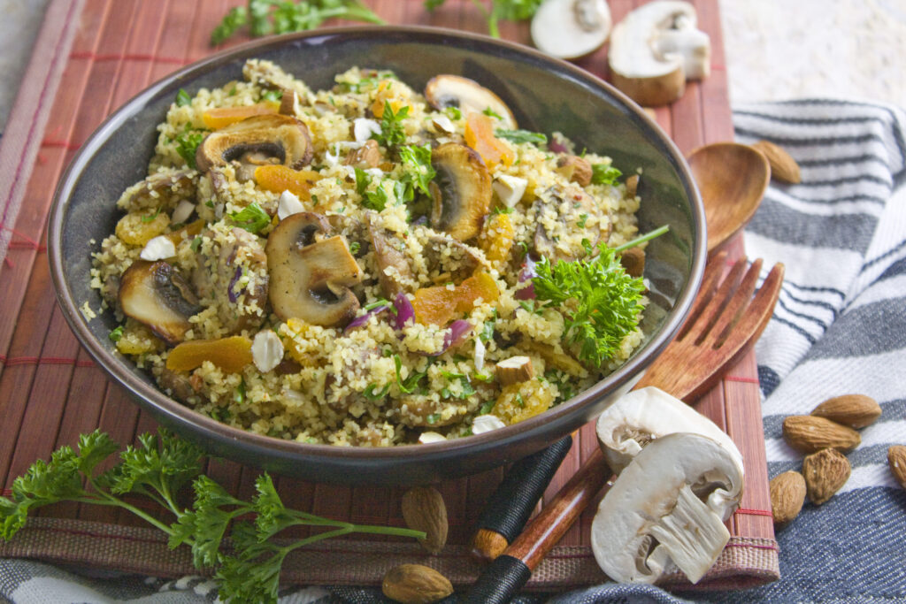 Couscous-Aprikosen-Salat mit Champignons