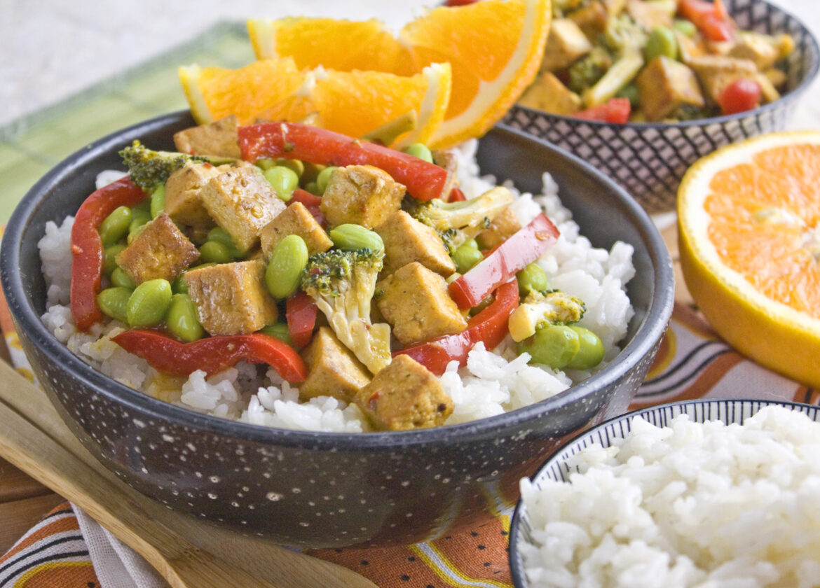 Orangen-Tofu-Pfanne mit Edamame