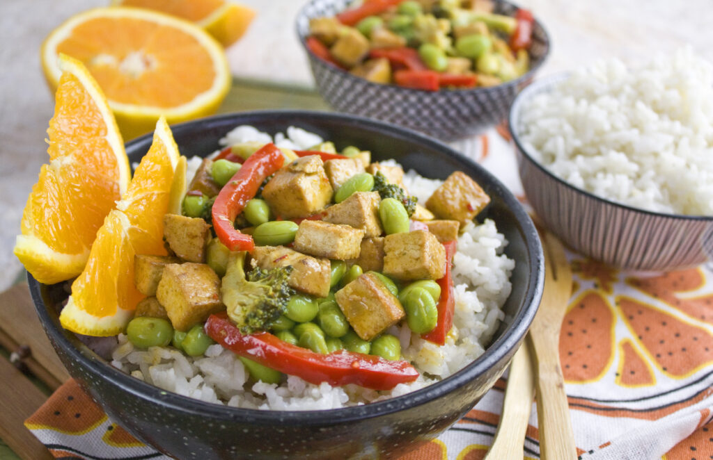 Orangen-Tofu-Pfanne mit Edamame