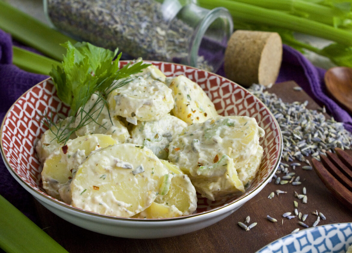 Lavendel-Senf-Kartoffelsalat [Frankenfood] | Toastenstein