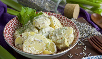 Lavendel-Senf-Kartoffelsalat [Frankenfood] | Toastenstein