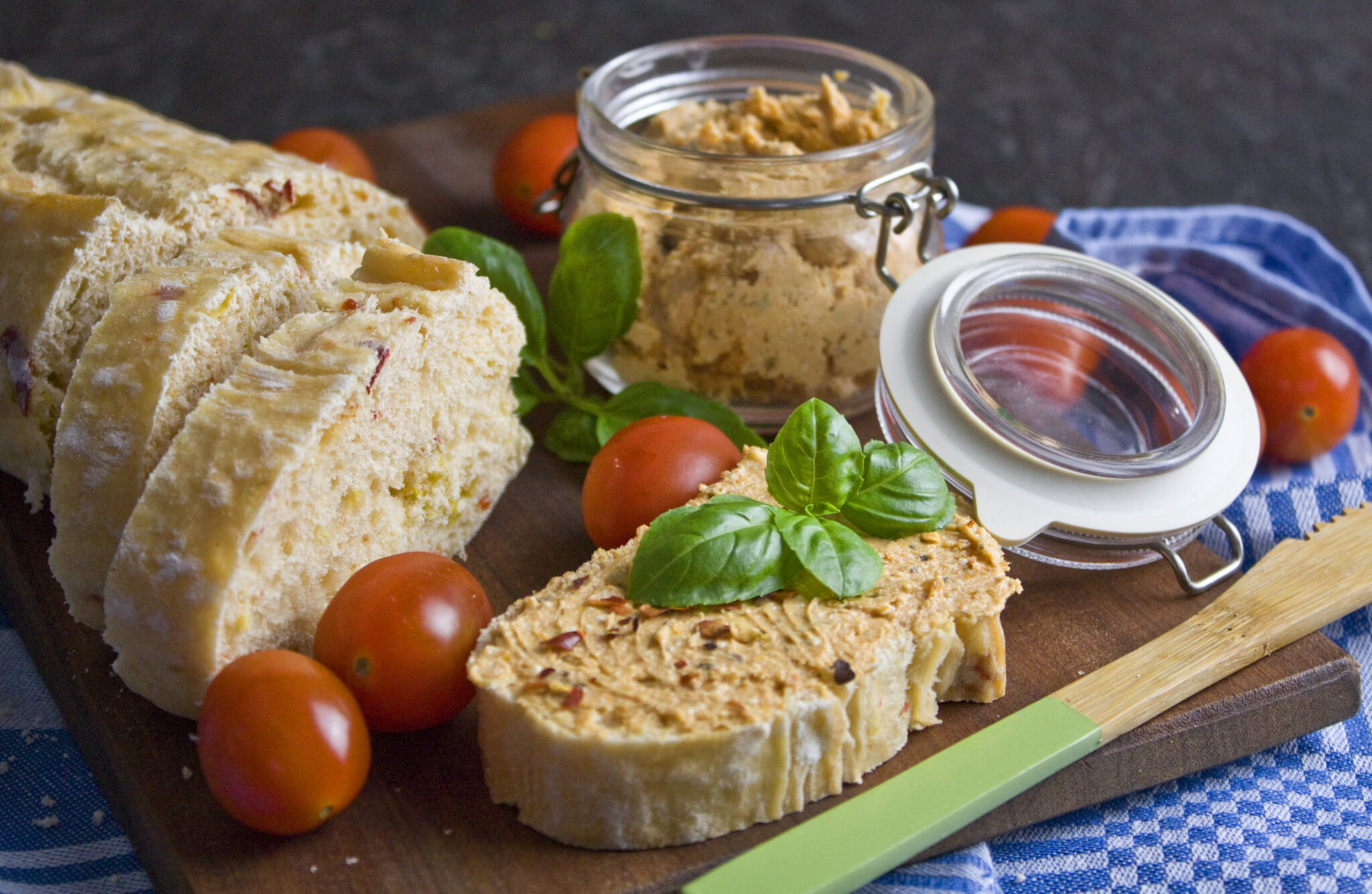 Veganer Feta-Tomaten-Aufstrich – Stullenglück! - Toastenstein.com