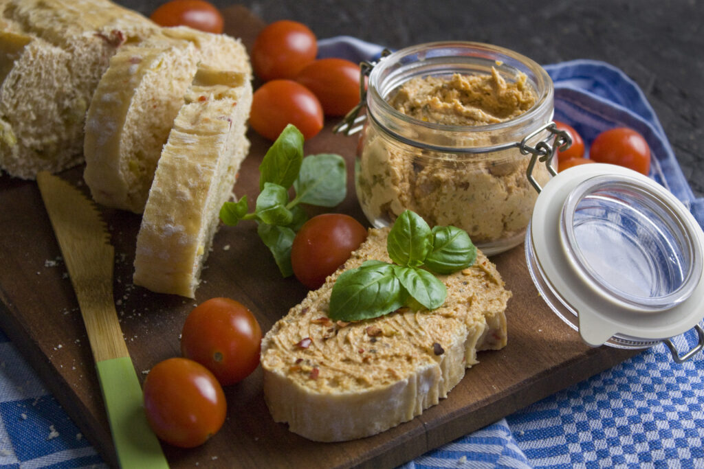 Veganer Feta-Tomaten-Aufstrich – Stullenglück! - Toastenstein.com