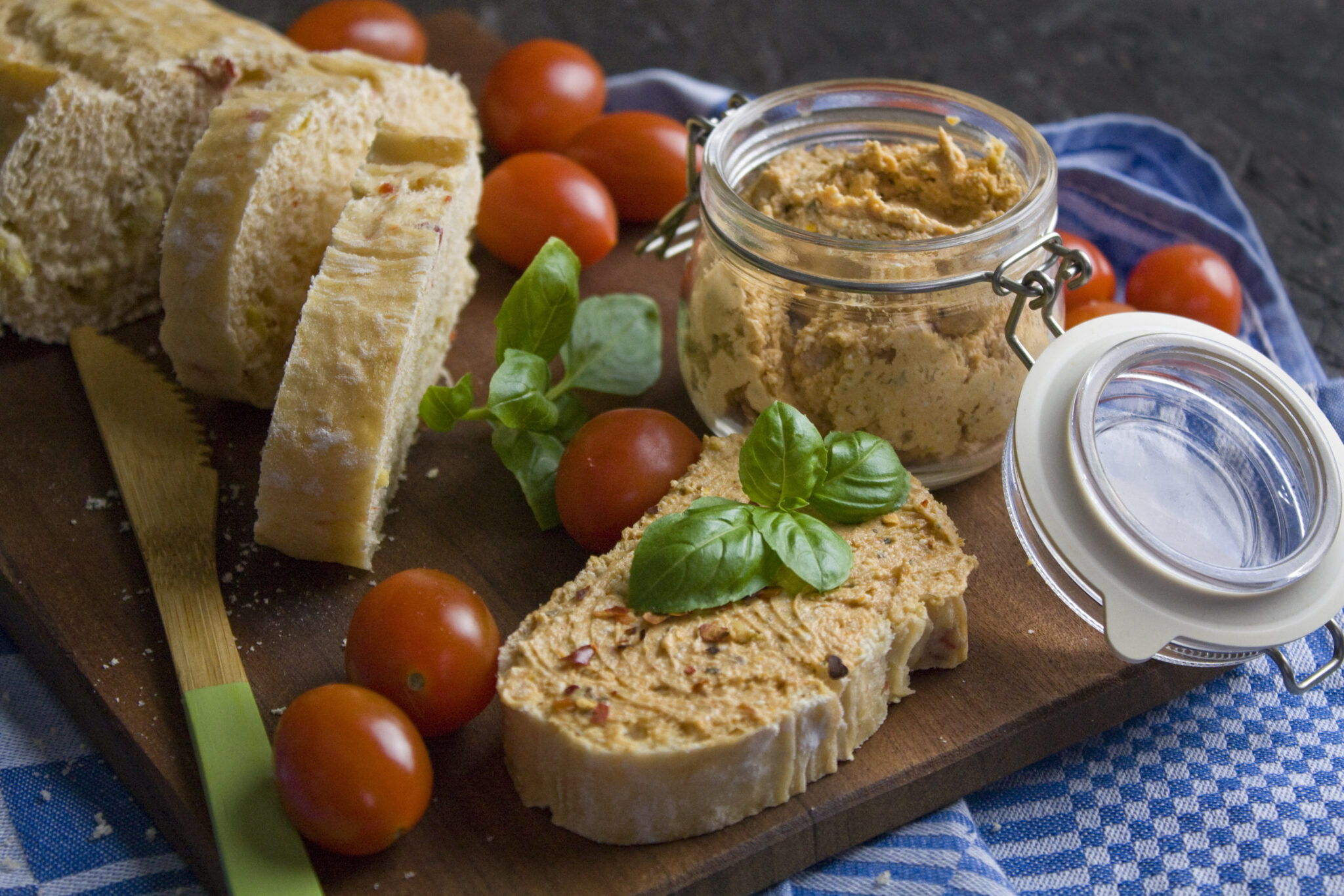 Veganer Feta-Tomaten-Aufstrich – Stullenglück! - Toastenstein.com