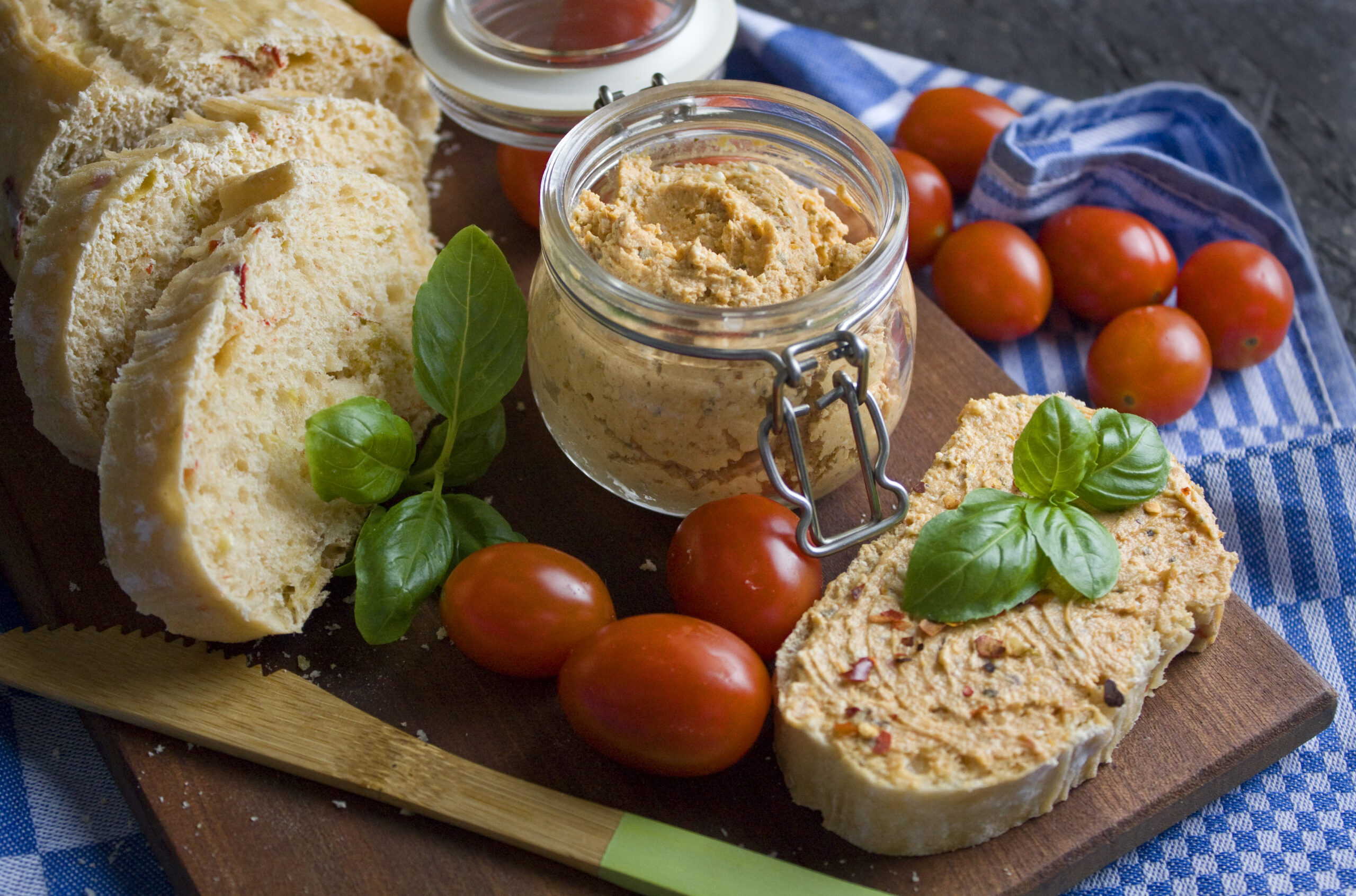 Veganer Feta-Tomaten-Aufstrich